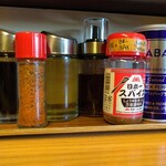 中華料理 鳳凰 - 調味料達。きょうは何も使いません。「味変無用！」使う必要がありませんからね。