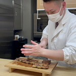 赤坂おぎ乃 - 大ぶりの鰻をザクっと