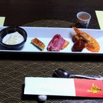 割烹旅館 桃山 - 食前酒 苺ジュース(ノンアルコール)  と 前菜 つの字海老 丸十甘煮 鰻 ローストビーフ サーモン 栗渋皮煮 ゆば 