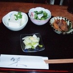 Gin - 小鉢三品　ミニ奴・蛸とキュウリの酢の物・金平風煮物に白菜の漬物