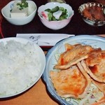 Gin - 豚生姜焼は厚いお肉が七枚　お代りできるごはん　この他さつまいものお味噌汁と食後にドリップ珈琲が出ました