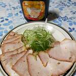 ラーメン 末廣家 - 12/30　端っこなのでまだ小さめを味見。ダルマの卯年ラベルと共に。