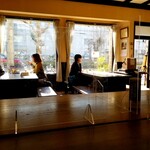 進々堂 - 窓際の雰囲気。