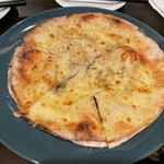 Shimokita. - 4種類のチーズのハチミツピザ