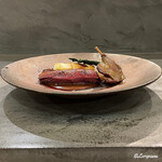 カーサ・デル・チーボ - 天然真鴨の胸肉のアッローストとモモ肉のコンフィ黒にんにくのソース