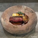カーサ・デル・チーボ - 天然真鴨の胸肉のアッローストとモモ肉のコンフィ黒にんにくのソース