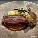 カーサ・デル・チーボ - 天然真鴨の胸肉のアッローストとモモ肉のコンフィ黒にんにくのソース