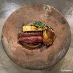 カーサ・デル・チーボ - 天然真鴨の胸肉のアッローストとモモ肉のコンフィ黒にんにくのソース