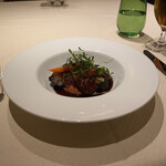 レストラン ロワール フレンチ - 煮込み料理にも見えるが違い、牛ほほ肉のブレゼに赤ワインソース、ソースはエストファッドゥと赤ワインに甘味が強いのでマデラ酒かな？ほろほろにブレゼされたほほ肉とソース、ピュレがあっていてうまい。