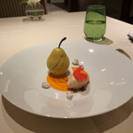 レストラン ロワール フレンチ - 洋なしみ見立てたキャラメルアイスの完成度が素晴らしい。洋梨型のチョコレートの中にアイスクリームが入っていてパティシエの技が光る。見た目も華やかで濃厚なのにあと味がさっぱりしていてうまい。