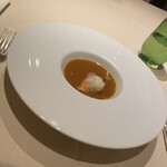 Resutoran Ro Waru Furenchi - 南仏ブルターニュ地方の定番メニューのスープ.ド.ポワソンだった。濃度が高く旨味が詰まった味わいで、仕上げのグリュイエールチーズがクルトンに合って完成度高いスープでガチうま。
