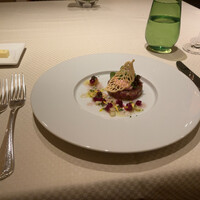 レストラン ロワール フレンチ - 前菜はキハダマグロのタルタルで、にヴィネグレットソースでマリネされた清涼感があり爽やかな味付けで、ビーツのクリームと合わせる。リーフ型のチュイルが盛付け華やかでうまい。