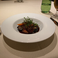 レストラン ロワール フレンチ - 煮込み料理にも見えるが違い、牛ほほ肉のブレゼに赤ワインソース、ソースはエストファッドゥと赤ワインに甘味が強いのでマデラ酒かな？ほろほろにブレゼされたほほ肉とソース、ピュレがあっていてうまい。