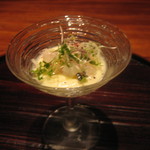 コチのタルタル、新玉葱のソース、マウンテンペッパーベリー