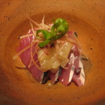 カモシヤ クスモト - ケンケン鰹、生姜のジュレと新玉葱の甘酢漬け添え