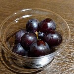 割烹旅館 桃山 - 部屋の冷蔵庫にもぶどうのデザートが嬉しい