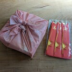 割烹 市川 - 不織布の鳥獣戯画の風呂敷に包まれて到着　祝い箸も添えられていました