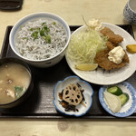 むすび屋 - しらす丼とアジフライ