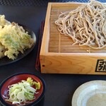 そば処 角弥 - へぎそばと野菜の天ぷら。特に不満はありませんが、1時間待って食すレベルかというと？