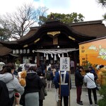 田村神社 日曜市うどん - 神社の本堂の左側にうどんエリアがあります