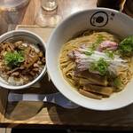 麺処 虵の目屋 - 地鶏脂×生場醤油 鶏油まぜそば 1100円
      豚肉とメンマのバター醤油ご飯 400円