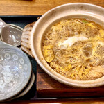 更科 - かつ煮　
グツグツ土鍋で炊いたかつ丼のあたま煮