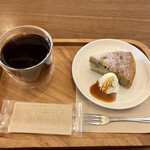 k2-7 de hitoyasumi - コーヒーとバナナケーキ
