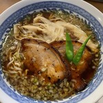 三代目 仔虎 - 「特製ラーメン」の平打ち中太麺