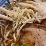 三代目 仔虎 - 「特製ラーメン」の平打ち中太麺の麺アップ