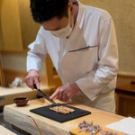 すし宮川 - 穴子をそっと斬る