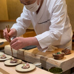 すし宮川 - 酢橘を立箸で垂らす、惚れ惚れする美しい所作