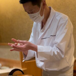 すし宮川 - 穴子をそっと握る