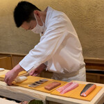 すし宮川 - 几帳面に揃えて並ぶネタ