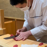 すし宮川 - 赤身を切る