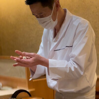 すし宮川 - 穴子をそっと握る