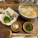 自家謹製 萬圓屋 - ちく玉天、温かいかけうどん　950円