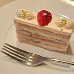 ボン ボヌール - ショートケーキ　苺のシロップがたっぷり打ってあってかなりしっとり、見えづらいけど間には苺がサンドされてます  1/2に行った私のミスですが時間の経過を感じる仕上がり