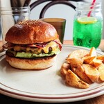 CRITTERS BURGER - ベーコンチーズバーガー ポテト1625円 メロンソーダ550円