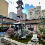 祇をん　ひつじカフェ - 祇園楽園小路中庭の木造櫓