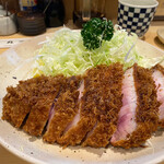 丸一 - 断面レアな厚切り肉は食べ進める内に余熱でじんわり熱が入っていきます。