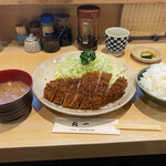 丸一 - 上ロースかつ定食。これぞとんかつ定食なビジュアルです。