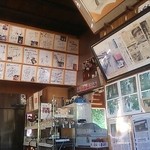 亀嵩駅の手打そば 扇屋 - 店内は色紙でいっぱい