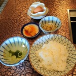 肉の米内 - カルビ定食の付け合せ