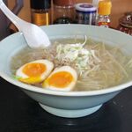 サッポロラーメンたき - 塩ラーメンにんにく抜き 820円、味玉 100円