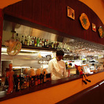 ヴェルデ - 解放感のある店内。オープンキッチンです。