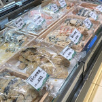 味の十字屋 - 魚の加工品の数々