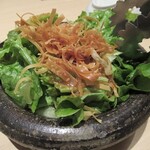 Shusai no Kakurega Tsukiakari Larapoto Ebinaten - お通しのサラダ