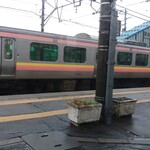 Ajisai Baiten - 食べている最中に電車も停車、駅にいる感じがいいですね　(^_^)