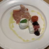 Cucina del NABUCCO - 前菜は 自家製モッツァレラとリコッタチーズのカプレーゼ