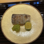 日本料理 いなだ - 肉厚な太刀魚の塩焼き。ホロホロほぐれる身。太刀魚は加熱しても身が固くなりにくい。銀杏饅頭(左下)